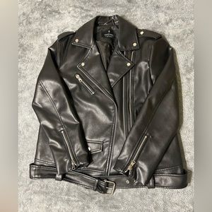Vintage Chic: Stradivarius Black Leather Jacket - Size M - Oversized Fit